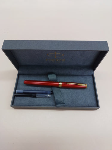 Bolígrafo Parker Sonnet | lacado en rojo con adorno dorado | punta media | en estuche de regalo